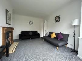 4 bedroom cosy home in Solihull by airport Driveway for up to 3 cars perfect for contractors, pet-friendly hotel in Olton