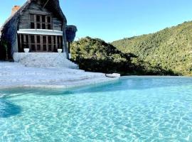 Mountain top villa- breathtaking views & huge pool, hotel in El Valle