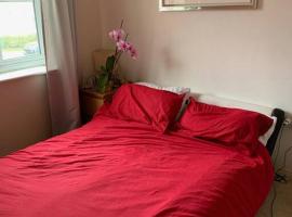 Near Lakeside Shopping Centre, hotel a Purfleet