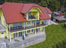 Yellow House Grabrovec, alojamento para férias em Metlika