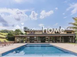 Casa em condomínio com piscina em Amparo