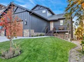 Pine Meadow Village Castle~ Incredible Chalet Home