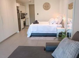 Modern comfy studio apartment with pools, hotel dengan parking di Umhlanga