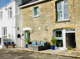 Beautiful Cottage Short Walk To Porth Beach, vacation home in Newquay