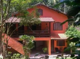 Casa em penedo com cachoeira