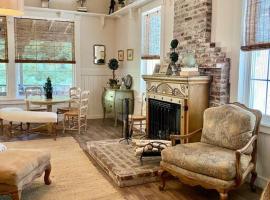 The Shopkeeper's Cottage ~ CHIC!, apartamento en Amador City