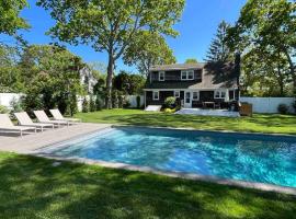 Stylish & Modern Hamptons Cape with Saltwater Pool-5 min to Beach, hotel din Hampton Bays