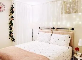 Private Studio Suite with Full Bath - Parking - 15 mins to Downtown