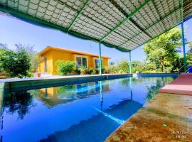 GiriSadan Organic Farm Retreat & Botanical Forest, hytte i Jaipur