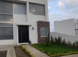 Moderna casa con piscina y cerca de la playa, casa de campo em Manta