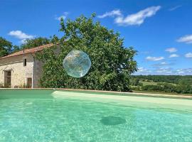 Amazing Home In Lussas Et Nontronneau With Outdoor Swimming Pool, casa rústica em Lussas-et-Nontronneau