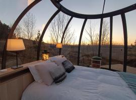 Cottage with Glass Bubble and Hot tub, loma-asunto kohteessa Reykholt