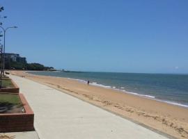 Beach Pad Private Town house Sea Views Dual living 5 Beds, hotel v destinaci Redcliffe