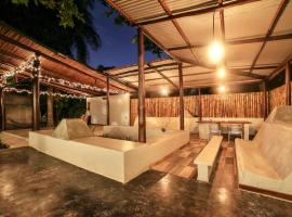 Pipe House Luxury Beach Glamping Retreat, glamping en Barco Quebrado