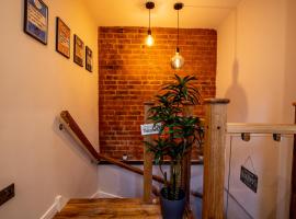 VIP - 2 BR Grade 2 Luxury Industrial House with Log Burning FIRE & electric blinds in the Heart of the JQ, holiday home in Birmingham