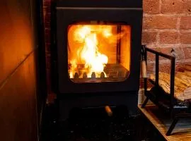 VIP - 2 BR Grade 2 Luxury Industrial House with Log Burning FIRE & electric blinds in the Heart of the JQ