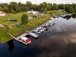 Cozy houses - Sauga Fishing Village riverside holiday center, hotel de platja a Pärnu