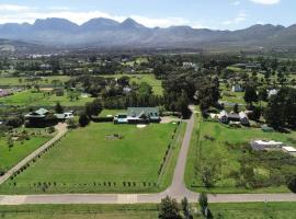 Firlands Farmhouse 179A with a view โรงแรมที่มีที่จอดรถในSir Lowry Pass