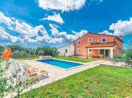 Large villa with swimming pool and fenced garden, hotel din Vošteni
