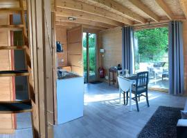 Le chalet de la Champagne, farm stay in Saint-Molf