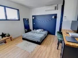 Grande chambre climatisée - Max 2 personnes - avec sanitaire complet privatif moderne proche Zénith-Atlantis