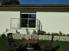 Maison climatisée avec jardin., hotelli kohteessa Villars-les-Dombes