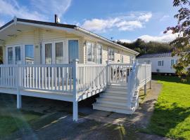 Dog Friendly 8 Berth Lodge, 600 Yard's From The Beach In Hunstanton, луксозен къмпинг в Хънстантън