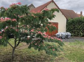 Maison accueillante avec cour et parking privé, будинок для відпустки у місті Châtillon-sur-Cher