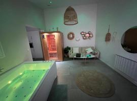 SPA JUNGLE, ξενοδοχείο σε Le Mesnil-Saint-Denis