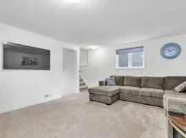 Modern 1 Bedroom + Den in Cambridge