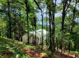 Volcano Tenorio Glamping Ranch - 3 Tents: Rio Celeste şehrinde bir çadırlı kamp alanı