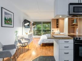 Casa Creekside - Walk to Gondola, Shops, lakes!, ξενοδοχείο σε Γουίσλερ