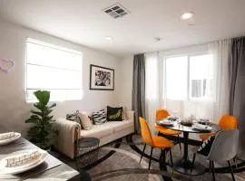Spacious Luxury Villas in the heart of LA! Free parking and Jacuzzi