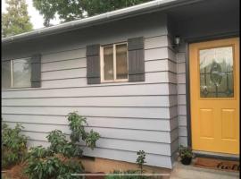 Cozy 3BR Home Near Hospital, vacation home in Medford