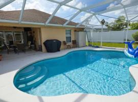 Luxurious Pool Cottage Sleep 2: Carlton şehrinde bir havuzlu otel