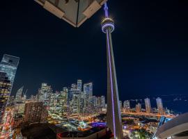 Designer condo w/ CN Tower view & parking, hotell med jacuzzi i Toronto