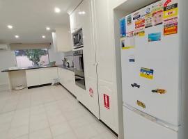 4 Bedroom, 3 bath room home in Kingswood NSW, free WIFI Internet, free parking，Kingswood的飯店