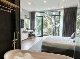 Khánh Nguyễn Luxury studio, balcony street view, large bathtub