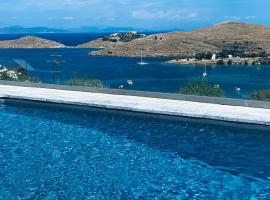 Villa Faros Vourkari Kea with private pool and stunning views，Vourkarion的小屋