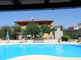 APARTMENT DIKA A 4 FOR 4 PERSONS COUNTRY SIDE NEAR POREČ WITH POOL AND GREEN GARDEN, hotel in Žbandaj