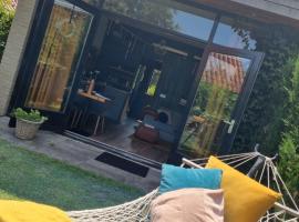 Tiny House in de Boomgaard, hotel v destinaci Stad aan ʼt Haringvliet