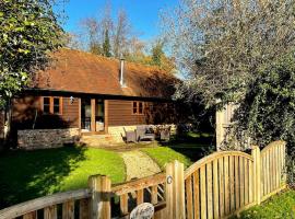 NEW Cosy cottage - Lake view & Log Burner - Dog proof garden, hotell sihtkohas Rolvenden