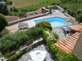Sfeervol natuur stenen huis met zwembad, tuin en een prachtig uitzicht, hotel in Vieussan