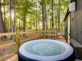 Cozy Onalaska Cabin about 2 Mi to Lake Livingston!