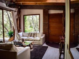 Iluminada casa de piedra entre bosque y río, villa in Lo Barnechea