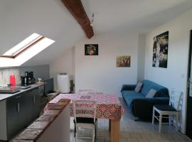 Appartement climatisé avec parking privé gratuit, apartmán v destinaci Doué-la-Fontaine