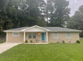 New Renovated 3BR/2BA home in Cobb County!, hotel em Powder Springs