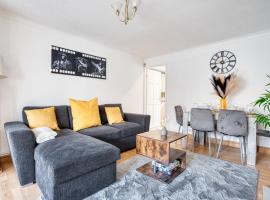 LIVERPOOL HOME with FREE PARKING, feriebolig i West Derby