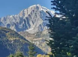 Tipica casa di montagna nel borgo del Verrand a Courmayeur