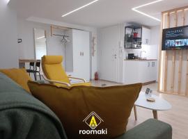 roomaki - new & stylish studio in the center with parking, hotel cerca de Vourkou Park, Chalkida